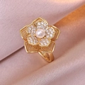 Eleganter Goldring in Blumenform mit zentraler Perle und Zirkonia-besetzten Blüten - Gold Blume Ring (J0361)