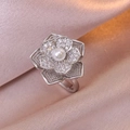 Detailaufnahme eines silbernen Blumenrings mit weißer Perle und funkelnden Zirkonen - Stahlfarbe Blume Ring (J0362)