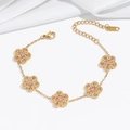 Elegante 18K vergulde roestvrijstalen armband met vijf roze zirkonia klaverbedeltjes - Roze vijfbladige bloem armband (TT0151)