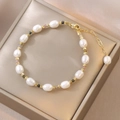 Elegant zoetwaterparel armband met regenboog toermalijn en vergulde getextureerde kralen - Zoetwaterparel Regenboog Toermalijn Stijl (TS0148)