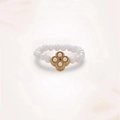 Perlenring mit goldenem Kleeblatt-Anhänger, grünem Edelstein und Muschel-Blütenblättern - Vierblättrige Blume (J0394)
