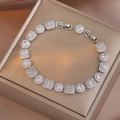 Elegantes Armband mit Zirkonia im Smaragdschliff und Kristallen auf einer Schmuckschatulle - Klare Rechteckige Art (TS0304)