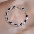Detalle del brazalete con circón azul corte esmeralda y detalles florales de plata - Estilo Halo Rectangular Azul Oscuro (TS0310)