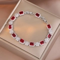 Makroaufnahme von Silberarmband mit roten Zirkonia-Steinen in einer eleganten Geschenkbox - Roter Rechteckiger Stil (TS0303)