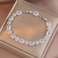 Silbernes Armband mit rechteckigen und runden Zirkonia auf einer metallischen Box - Klare Silberne Rechteckige Art (TS0308)