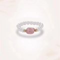 Detailansicht eines handgefertigten Perlenrings mit rosa Naturstein und Perlen - Erdbeerquarz-Stil (J0418)