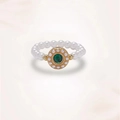 Detailaufnahme des smaragdgrünen Rings mit weißen Perlen und goldener Fassung im Vintage-Stil - Smaragdgrüner Stil (J0416)
