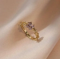 Anello dorato regolabile con quattro zirconi viola a forma di fiore su seta rosa - Stile a Rampicante Quadrifoglio con Cuore Viola (J0095)