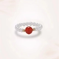 Detail eines Perlenrings mit weißen Perlen, rotem Edelstein und Goldakzenten - Roter Achat-Stil (J0414)