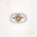 Handgefertigter Perlenring mit goldenem Ornament und einem zentralen rosa Edelstein - Rosa Katzenauge-Stil (J0413)