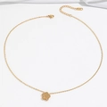 Gros plan d'un pendentif fleur dorée avec zircons brillants sur une chaîne fine - Collier à fleur blanche à cinq pétales (T0240)