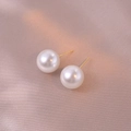Elegante weiße Perlenohrstecker mit Goldstiften auf weichem rosa Seidenstoffhintergrund - Extra groß / Weiß