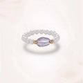 Handgefertigter Perlenring mit weißen Perlen und einem violetten Naturstein im Zentrum - Amethyst-Stil (J0410)