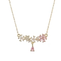 Collier doré élégant avec grappes de fleurs roses et cristal en forme de poire - Collier de Fleurs Roses (X3953)
