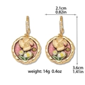 Detailansicht von Vintage-Emaille-Ohrringen mit Perlenblumenmuster und Vergoldung - Dunkelrote Strukturierte Ohrringe (E1416)