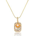 Detailansicht eines Blumenanhängers mit einer weißen Perle und gelber Emaille-Sonnenblume - Gebrochenes Weiß