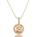 Detail der goldenen Schlangenkette mit Anhänger aus Emaille-Blumen und Perlen - Rosa Emaille Gelbe Blumenhalskette (X3980)
