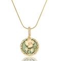 Nahaufnahme der goldenen Halskette mit floralem Emaille-Anhänger und grünen Kristallen - Beige Emaille Blumenhalskette (X3979)