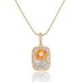 Makroaufnahme der goldenen Halskette mit lila Emaille und Perlen-Blumenanhänger - Lavendel