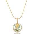 Detailaufnahme einer goldenen Halskette mit blauer Emaille, Blumen und echten Perlen - Hellblaue Pastorale Halskette (X3977)
