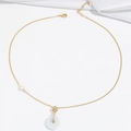 Elegante collana in titanio dorato con perla barocca e ciondolo ad anello in giada bianca - Pendente Tondo Cavo Bianco (X3898)