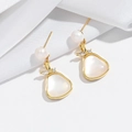 Elegante birnenförmige Perlenohrringe aus 18K Gold auf weißem Seidenhintergrund - Birne Muschel Ohrringe (E1480)