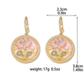 Detailansicht der Retro-Goldohrringe mit rosa Emaille-Lotus und Perlenakzenten - Rosa Perlenohrringe (E1420)