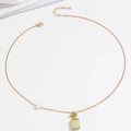 Dettaglio di una collana in oro con gemma verde e perla bianca su tessuto di seta - Pendente Quadrato Verde Chiaro (X3910)