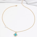 Dettaglio della collana dorata con pendente in turchese ovale e accento di perla bianca - Pendente Ovale Blu (X3896)