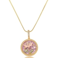 Detail der Goldkette mit lila Emaille-Lotus-Anhänger und kleiner Perle als Akzent - Lotus Perlenhalskette (X3984)