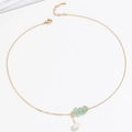 Dettaglio collana a catena dorata con perle di avventurina verde e perla d'acqua dolce - Pendente a Tre Perle Verdi (X3907)