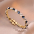 Eleganter Goldarmreif mit abwechselnd quadratischen blauen und weißen Zirkonias - Quadratischer Zirkonia-Stil / Blau Weißer Zirkonia (TS0159)