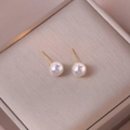 Elegante runde Perlenohrstecker mit hohem Glanz und goldenen Metallstiften für Damen - Klein / Perlmutt-Meerjungfrau-Farbe