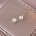 Minimalistische S925 Silber Perlenohrstecker mit elegantem rundem weißem Glanz - 925 Silberstecker / Beige