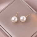 Elegante 8mm Perlenohrstecker mit goldenen Stiften auf einem beigen Schmuckkästchen - Groß / Beige