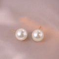 Elegante 10mm cremeweiße Perlenohrstecker mit Goldstiften auf rosa Seidenstoff - Legierung/Perle / Beige