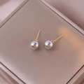 Elegante silbergraue Perlenohrstecker mit Goldstiften auf champagnerfarbenem Satin - Klein / Grau