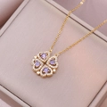 Gedetailleerde close-up van gouden klaverketting met paarse stenen en pavé kristallen - Paarse Klavertje Vier Bloemenketting (X2961)