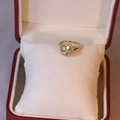 Elegante anillo de oro con circonitas giratorias y halo de diamantes en caja roja - Anillo / Oro-Blanco