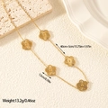 Detail van een 40cm+5cm gouden roestvrijstalen ketting met bloemhangers van 1,5cm - Ketting XL110085 (15mm)