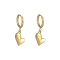 Nahaufnahme goldener Creolen aus Edelstahl mit dreidimensionalen Herz-Anhängern für Damen - Heart Style (ES110535)