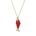 Collar de cadena dorada con un colgante de pez en esmalte rojo y textura de escamas sobre blanco - Rojo