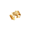 Dettaglio di un anello dorato regolabile con design floreale continuo e trame in rilievo - Stile Petalo di Margherita Continuo (JZ11013)