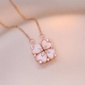 Gros plan sur pendentif trèfle à quatre feuilles en or rose avec nacre et cristaux - Collier Pendentif Trèfle / Or Rose (X0048)