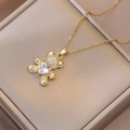 Collier avec pendentif ours doré serti d'une pierre en cœur et de zircons brillants - Style Ours Coeur Blanc Or (X3592)