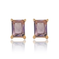 Detail van rechthoekige paarse zirkoon oorknopjes met een elegante gouden zetting - Purple (E1451)