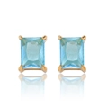 Macro-opname van lichtblauwe zirkoon oorbellen met smaragd slijpvorm en gouden zetting - Light Blue (E1453)