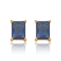 Detail van vierkante diepblauwe saffier oorknopjes met gouden vier-potige zetting - Indigo (E1454)
