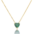 Makroansicht von herzförmigem Smaragd-Zirkonia-Anhänger an einer dünnen Goldkette - Dunkelgrüne Herz Anhänger Halskette (T0375)
