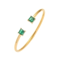 Detail van een minimalistische vergulde armband met twee vierkante groene zirkoon - Goud met groene zirkonia (TT0408)